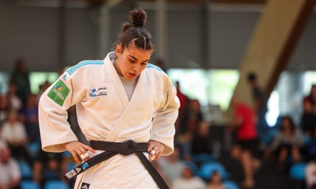 Laura Vázquez enseña qué es el judo a niños y niñas