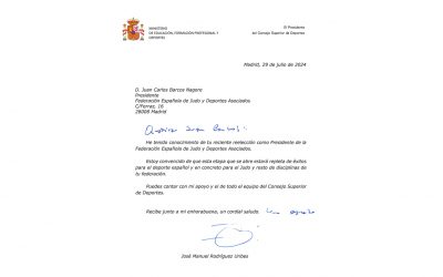 El presidente del CSD, D. José Manuel Rodríguez Uribes, felicita por la reelección como presidente a D. Juan Carlos Barcos.