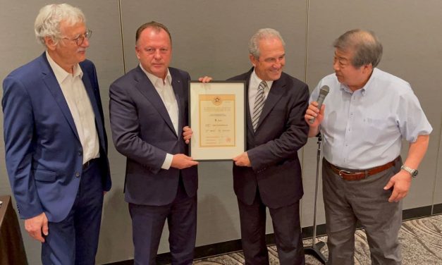 Juan Carlos Barcos recibe el 8º DAN de Judo